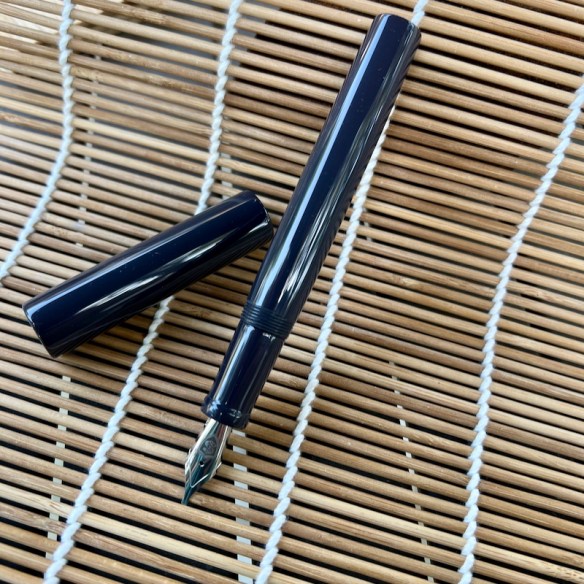 Aeterna in SEM Aubergine Ebonite - Medium